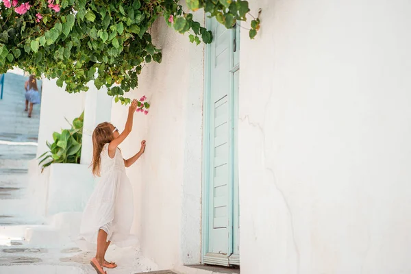 Söt liten flicka på gamla gatan i typiska grekiska traditionella byn — Stockfoto