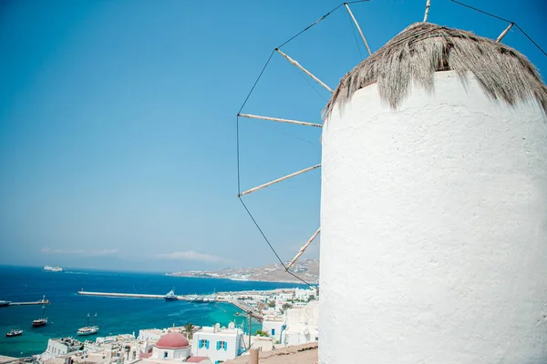 Oude traditionele windmolens boven de stad Mykonos. — Stockfoto