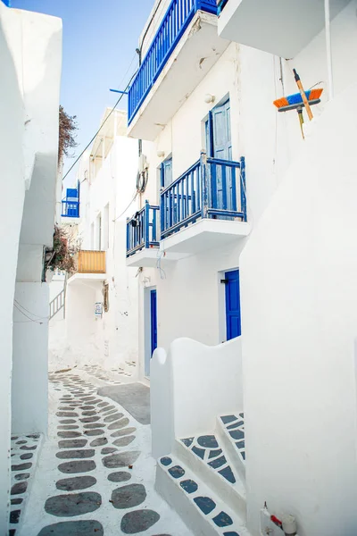 希腊岛上狭窄的街道，有蓝色的阳台、楼梯和鲜花. — 图库照片