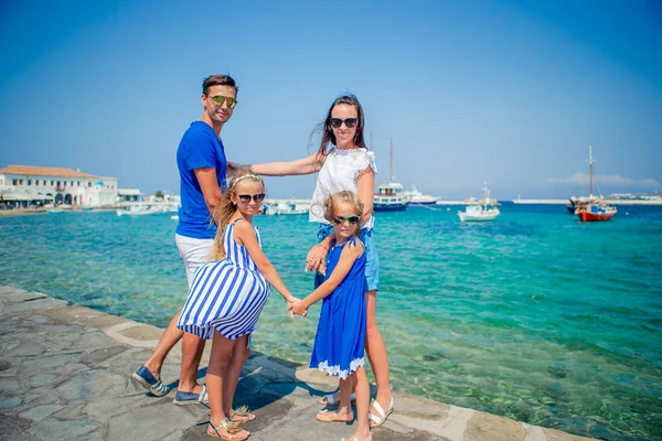 Parents et enfants dans la rue du village traditionnel grec typique sur l'île de Mykonos, en Grèce — Photo