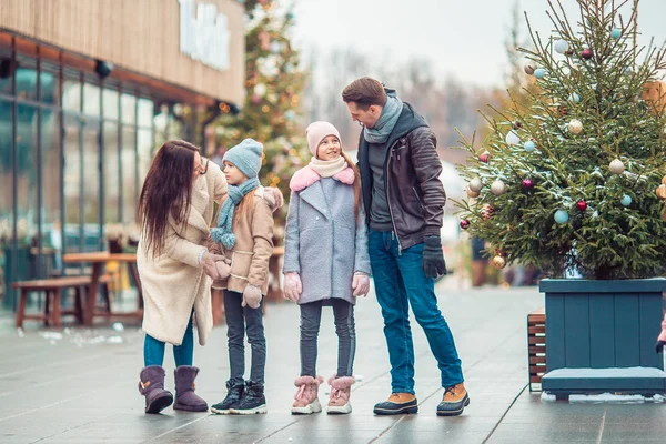 Familienwintersport. Vater und Tochter an einem Wintertag — Stockfoto