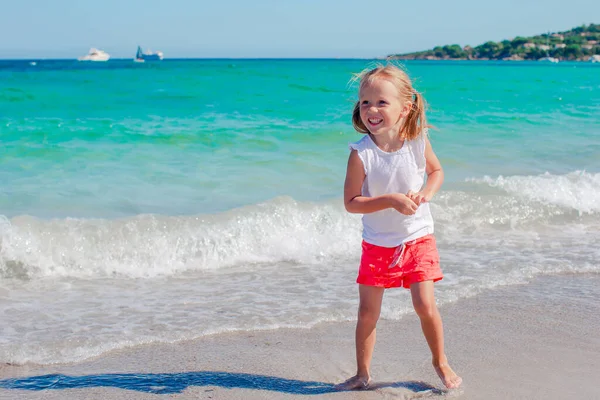 彼女の夏休みにビーチでのかわいい女の子の肖像画 — ストック写真