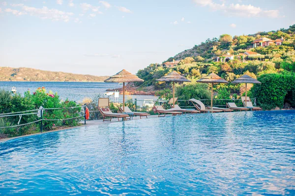 Beautiful luxury landscape around pool in hotel resort — Stock Photo, Image