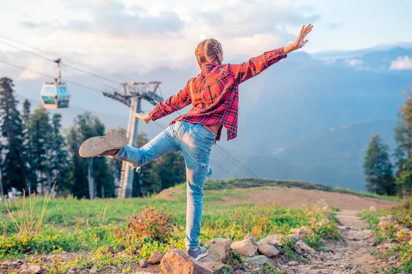 Belle petite fille heureuse dans les montagnes dans le fond de brouillard — Photo