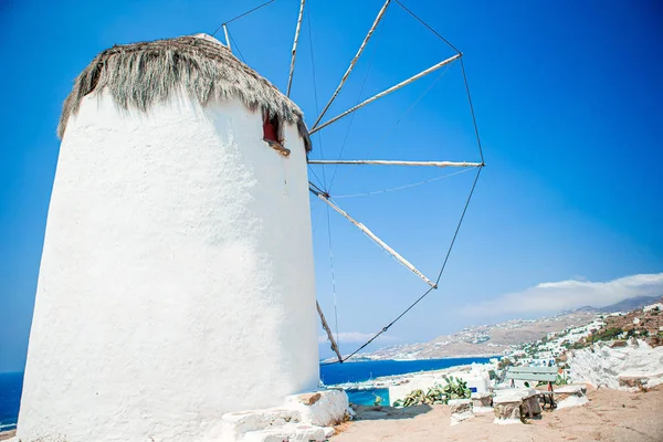 Stare tradycyjne wiatraki nad miastem Mykonos. — Zdjęcie stockowe