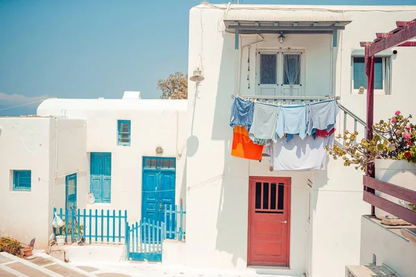 Typiska blå dörr med blå dörr. Grekland, Mykonos — Stockfoto