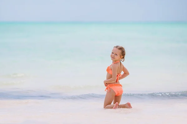 可爱的小女孩，在沙滩上她暑假的肖像 — 图库照片