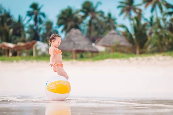 Niña adorable jugando en la playa con pelota —  Fotos de Stock