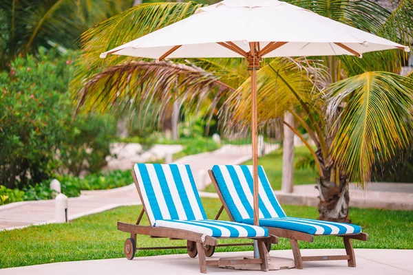Cadeiras lounge brancas em uma bela praia tropical nas Maldivas — Fotografia de Stock