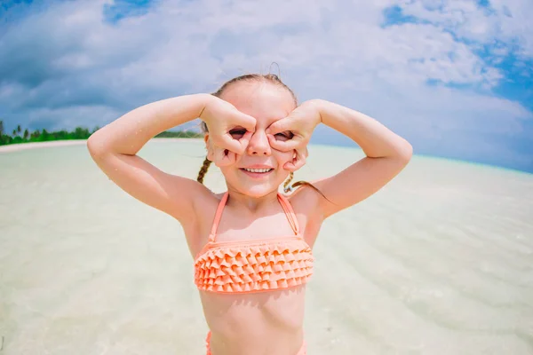 Linda niña en la playa durante las vacaciones de verano —  Fotos de Stock