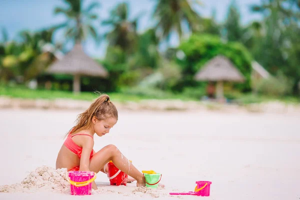 Rozkošná holčička hraje s hračkami, beach během tropické dovolené — Stock fotografie