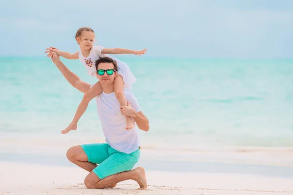 幸せな父と彼のかわいい娘で熱帯のビーチ楽しい — ストック写真