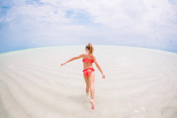 Entzückende glückliche kleine Mädchen haben Spaß im Strandurlaub — Stockfoto