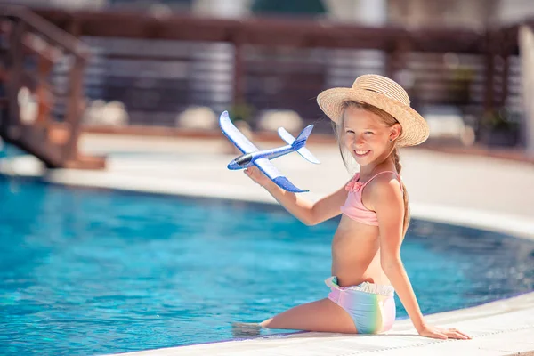 Bella bambina si diverte vicino a una piscina all'aperto — Foto Stock