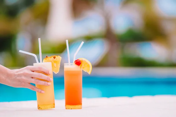 Two tasty cocktails on tropical white beach — Stock Photo, Image