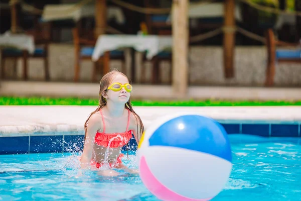 Adorabile bambina che nuota nella piscina all'aperto — Foto Stock