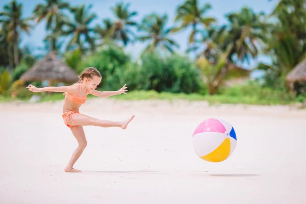 Jong mooi meisje having plezier op tropische kust. — Stockfoto