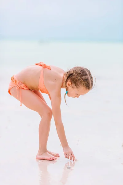 Adorável menina ativa na praia durante as férias de verão — Fotografia de Stock