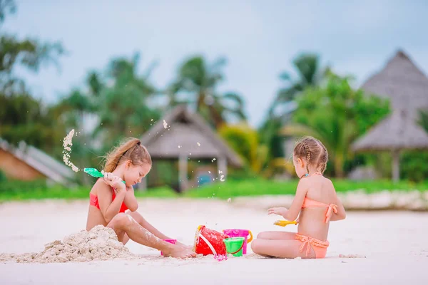 Dos niños haciendo castillo de arena y divirtiéndose en la playa tropical — Foto de Stock