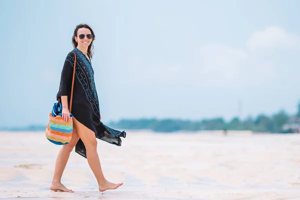 Joven hermosa mujer en las vacaciones de playa — Foto de Stock