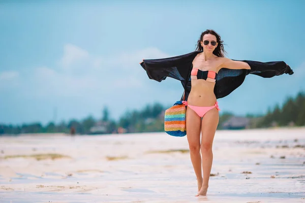 Jovem mulher bonita nas férias na praia — Fotografia de Stock