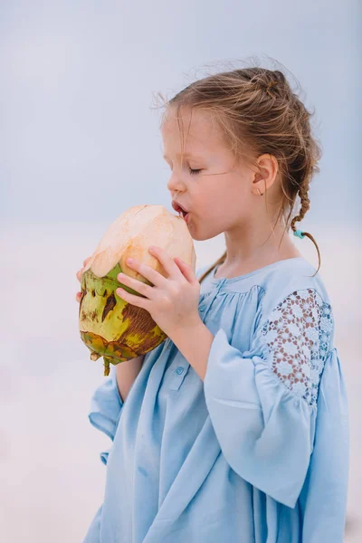 Piccola adorabile ragazza con grande noce di cocco sulla spiaggia di sabbia bianca — Foto Stock