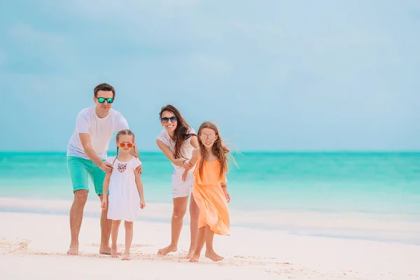 Feliz hermosa familia con niños en la playa —  Fotos de Stock