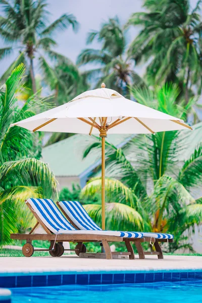 White lounge chairs on a beautiful tropical beach at Maldives — Stock Photo, Image