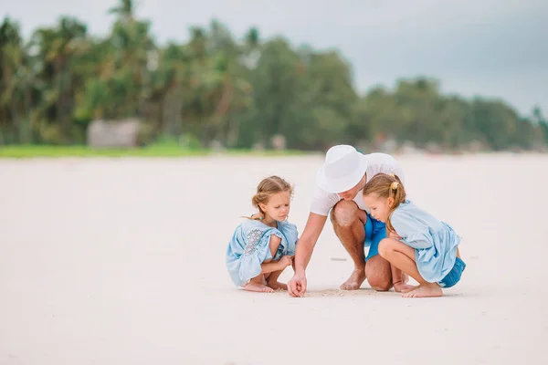 Vater und kleine Kinder am Strand — Stockfoto
