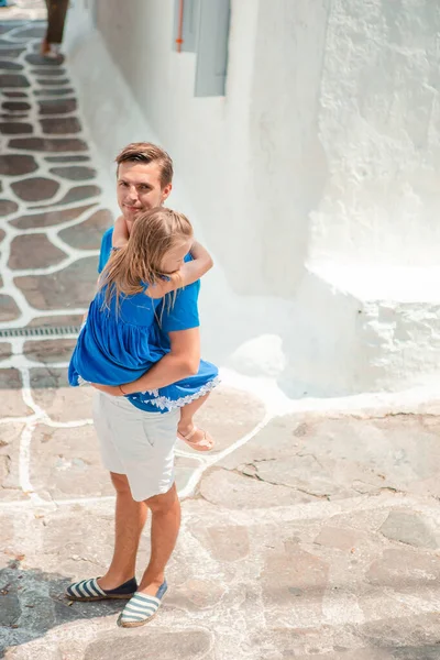 Happy dad and little adorable girl traveling in Mykonos, Greece — Stock Photo, Image