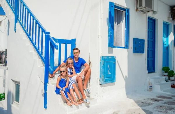 在Mykonos岛上玩得开心的家庭 — 图库照片