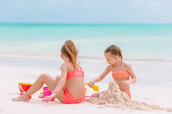 Niños jugando con juguetes de playa en la playa blanca —  Fotos de Stock