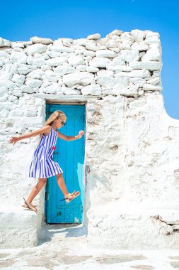 Mavi elbiseler Mykonos sokaklarda dışarıda eğleniyor kız