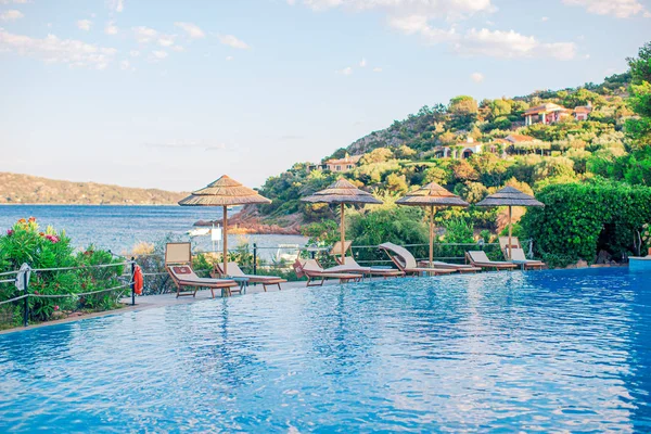 Beautiful luxury landscape around pool in hotel resort — Stock Photo, Image