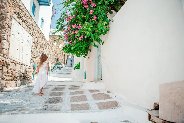 Kid na rua da aldeia tradicional grega típica com escadas brancas na ilha grega — Fotografia de Stock