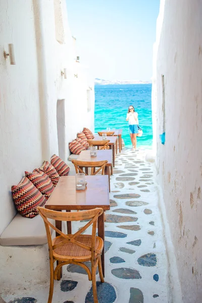 Ławki z poduszkami w typowej greckiej kawiarni na świeżym powietrzu w Mykonos z niesamowitym widokiem na morze na wyspy Cyklady — Zdjęcie stockowe