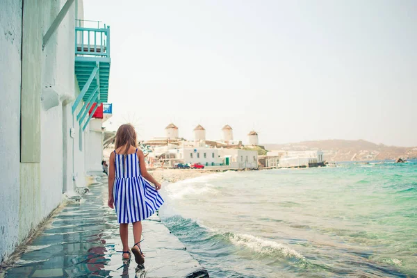 Entzückendes kleines Mädchen in Klein Venedig, dem beliebtesten Touristengebiet auf der Insel Mykonos, Griechenland. — Stockfoto