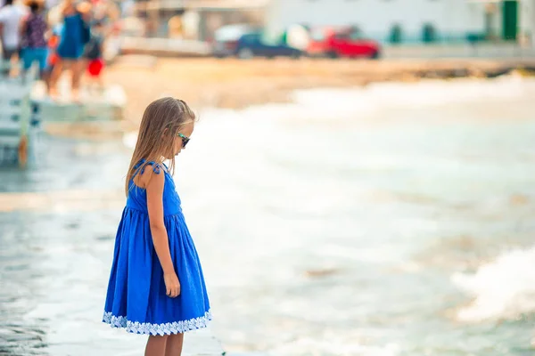 リトル・ヴェネツィアの愛らしい少女｜ギリシャのミコノス島で最も人気のある観光地. — ストック写真