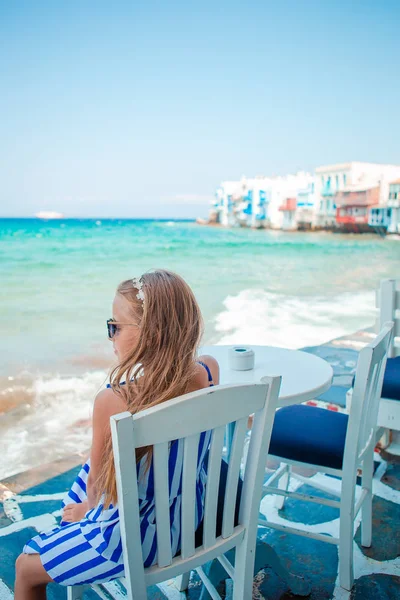 Очаровательная маленькая девочка в Маленькой Венеции самый популярный туристический район на острове Миконос, Греция. — стоковое фото