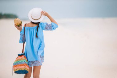 Genç güzel kadın üzerinde tropikal deniz kıyısı eğleniyor. Mutlu kız beyaz kum tropikal kumsalda yürüyüş