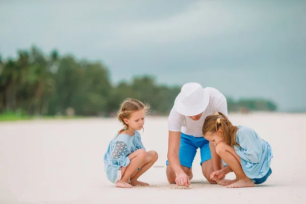 Glückliche schöne Familie mit Vater und Kindern am weißen Strand — Stockfoto