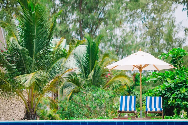 Cadeiras lounge brancas em uma bela praia tropical nas Maldivas — Fotografia de Stock