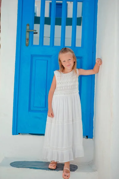 Schattig klein meisje in oude straat van typisch Grieks traditioneel dorp — Stockfoto