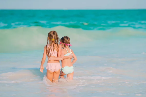 Los niños se divierten mucho en la playa tropical jugando juntos —  Fotos de Stock