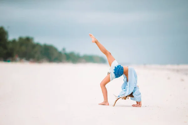 Happy little girl walking at beach during caribbean vacation — Stock Photo, Image