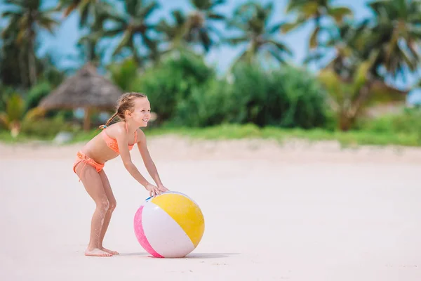 Jong mooi meisje having plezier op tropische kust. — Stockfoto