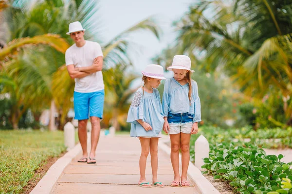 Gelukkig mooi gezin van vader en kinderen op wit strand — Stockfoto