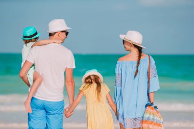 Genç aile tatilde çok eğleniyor.