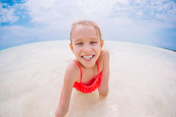 Schattig klein meisje aan het strand tijdens caribische vakantie — Stockfoto