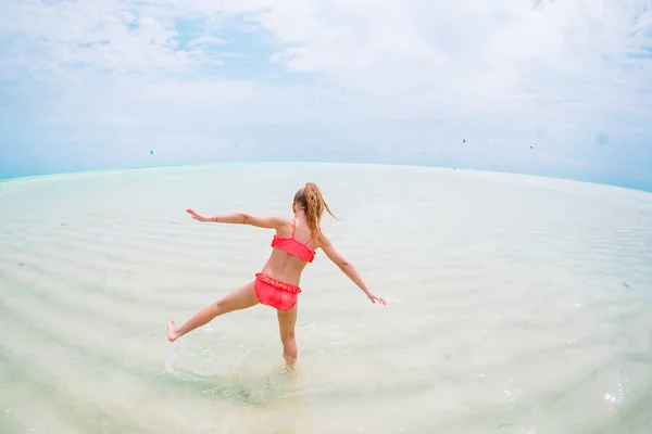 Menina bonito na praia durante as férias caribenhas — Fotografia de Stock